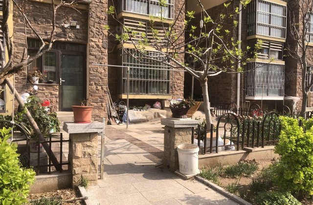 翡翠城1楼带50平院子，精装修，带车位地下室免大税