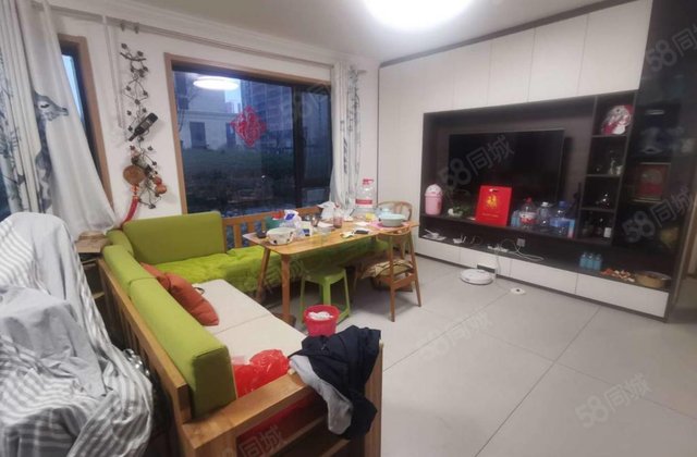 开发区，绿城百合新城，一层带一百平的院，精装，看房方便