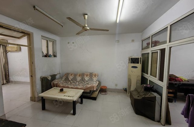 单位家属院。无公摊。一个数就能入住的中间好楼层。随时看房