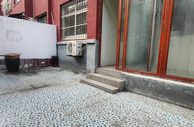 紧邻湖边 一楼带院 边户  正规大三室 有独立大门