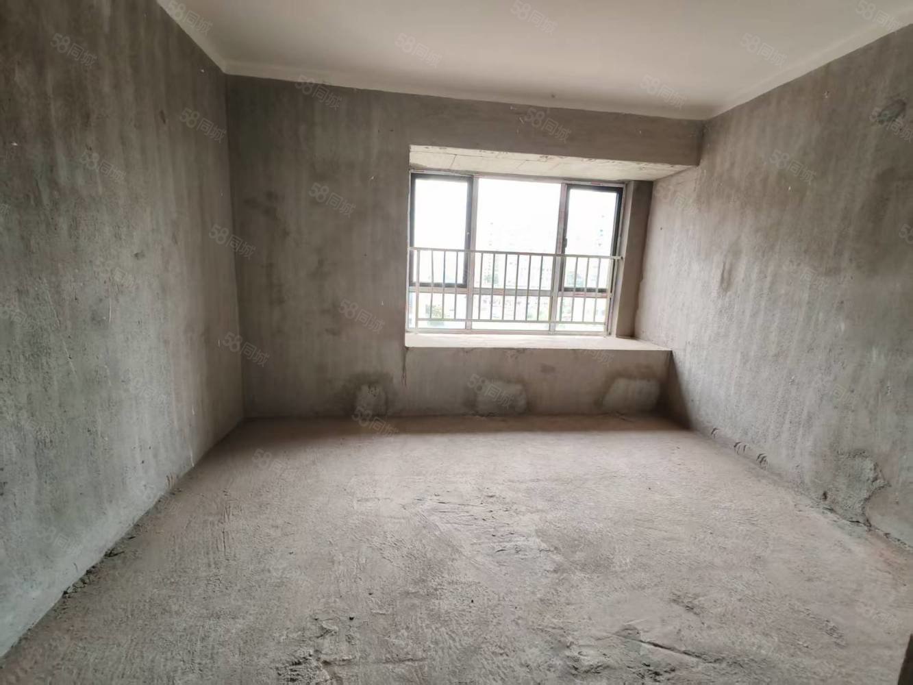 高安润达国际城4室2厅2卫127㎡南北88万