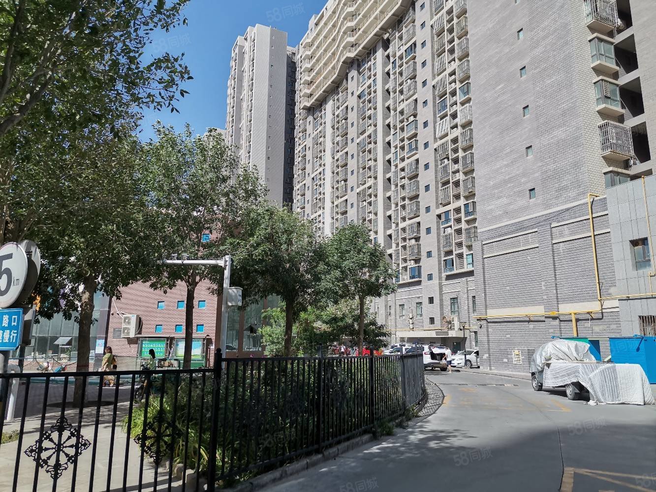 欢乐海旁龙腾居高层三室两厅一卫简单装修紧挨市民中心