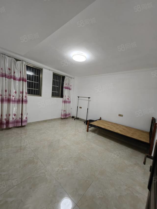 南洋广场4室2厅2卫180㎡南北99万