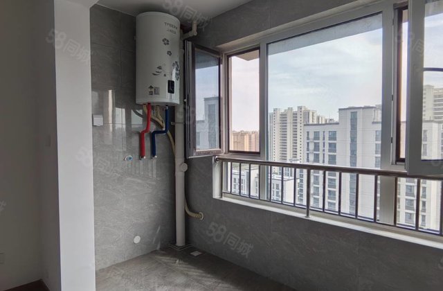 县医院北，奥森  西，仅七十六个精装三室，送储藏室。