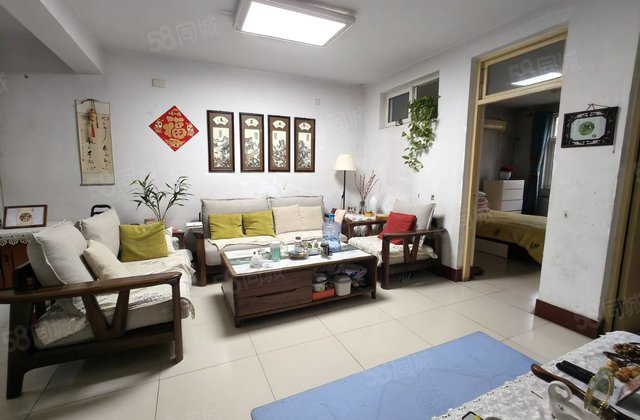 火车站附近单位家属院安民小区孝心一楼，三室免费停车看房方便。