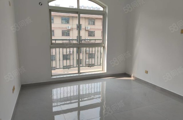 七中附近步梯洋房 三居室 有外露阳台 证89.75平实际90