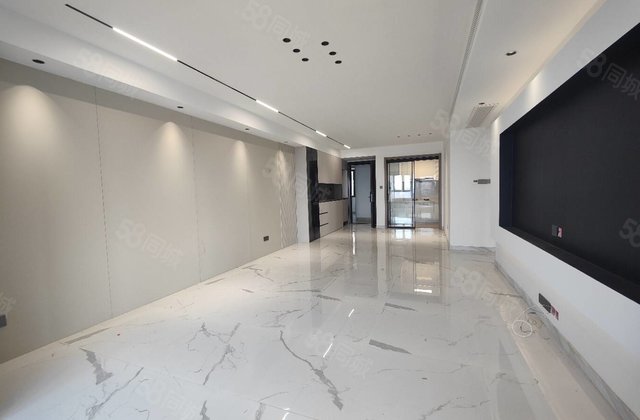 开发区东昌 国岳府 精装四室 带车位东边户好楼层 诚心出售