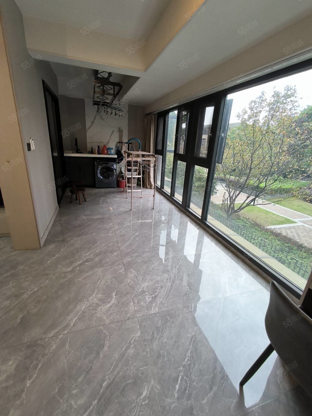 港中旅公元6室2厅3卫230㎡南北196万