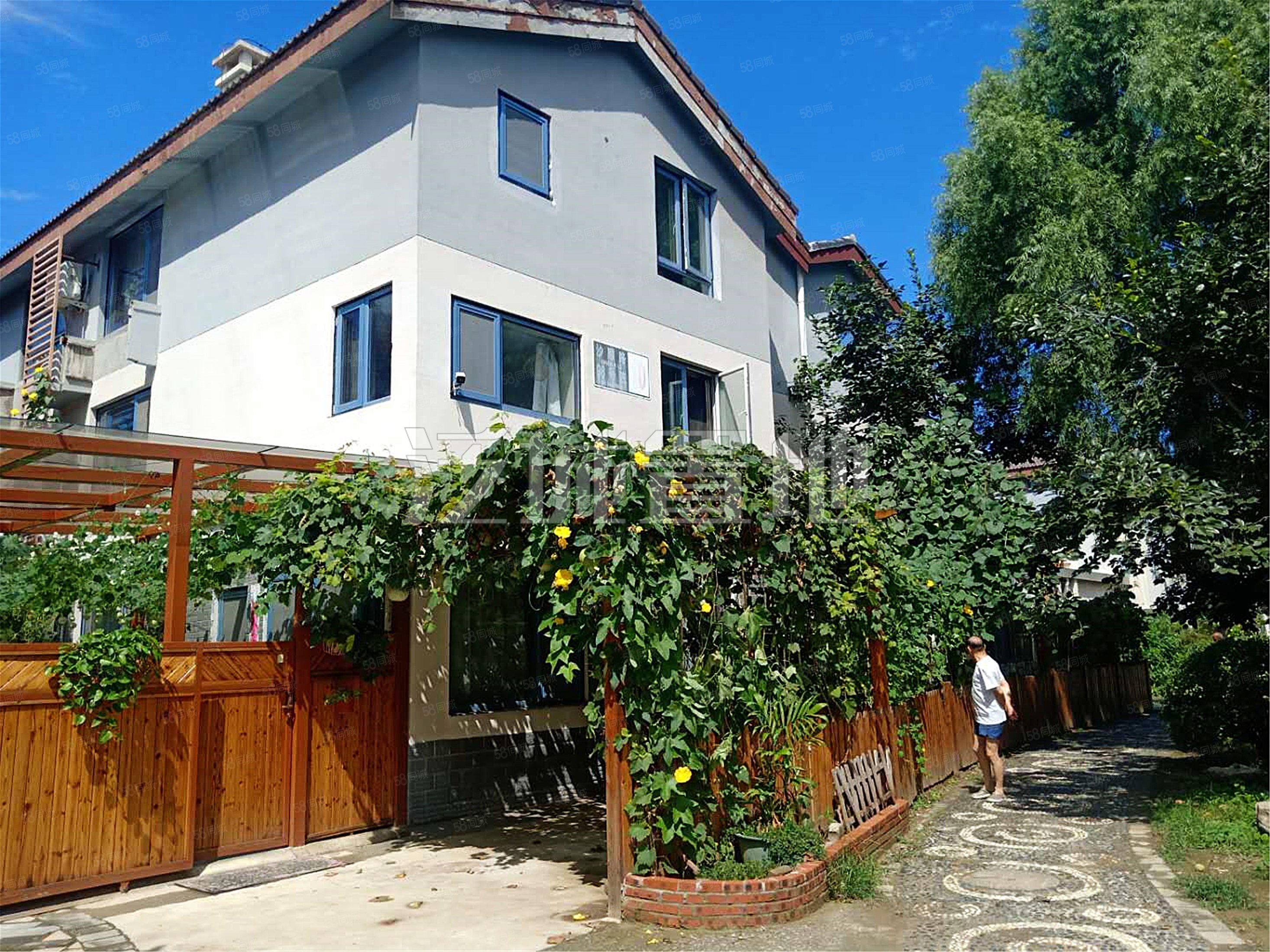 小汤山北 3室2厅3卫 232.0平米 660.00万元