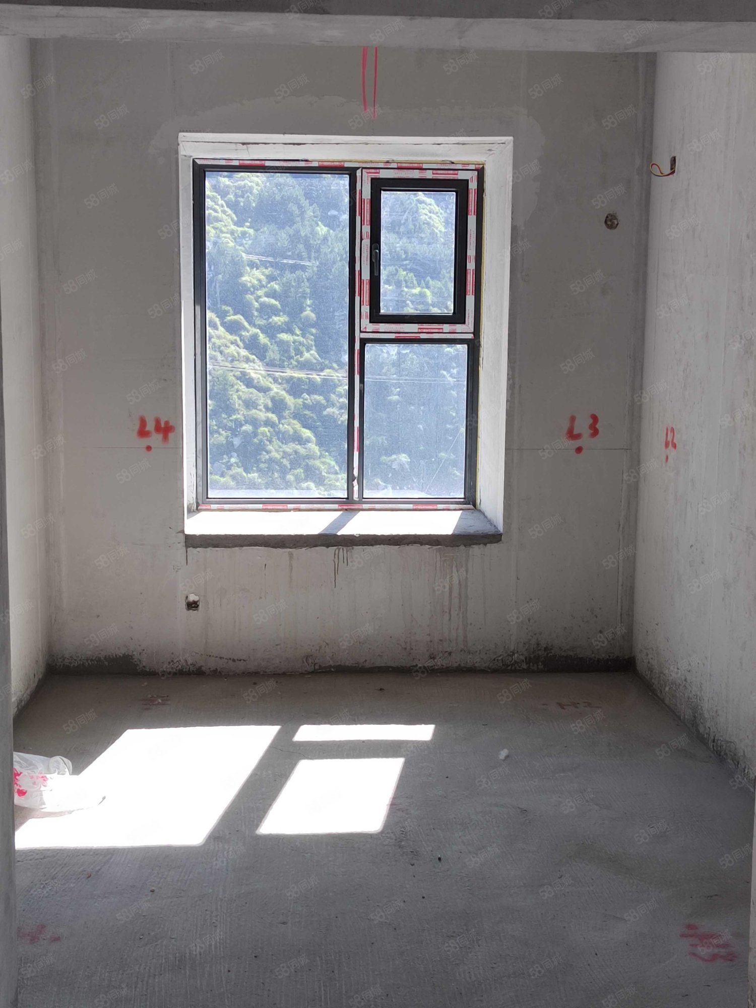 太阳公馆4室2厅2卫143.59㎡南125万