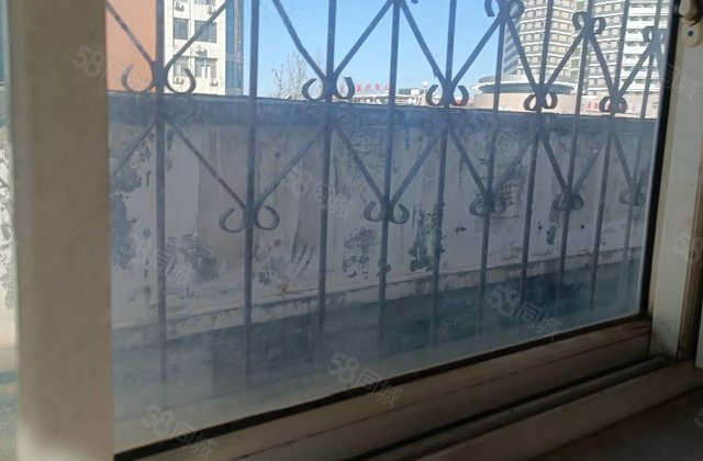 市医院附近总高六层三楼的房子带大露台235平