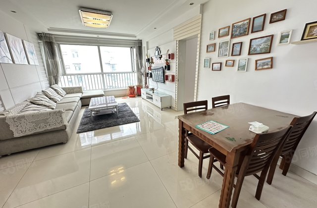 阿卡一期 三室两卫 好户型 大客厅 精装修 中间楼层 地下室