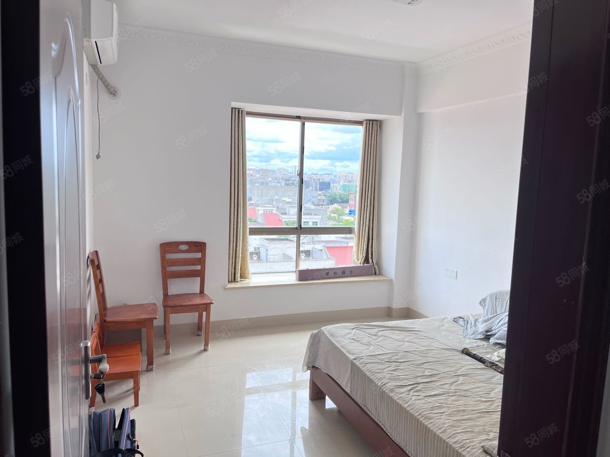 南洋广场1室2厅1卫66㎡南35万