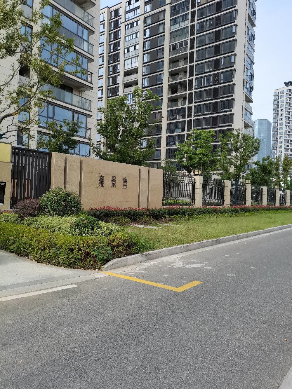 诚心出售东部新城八里店上实雍景湾东边套三室两卫毛胚