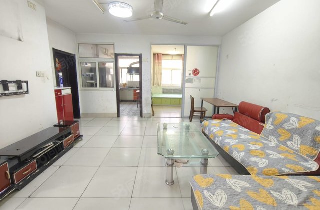 公园附近，带储藏室，温馨三室，好楼层，公摊小，全名户型，急售