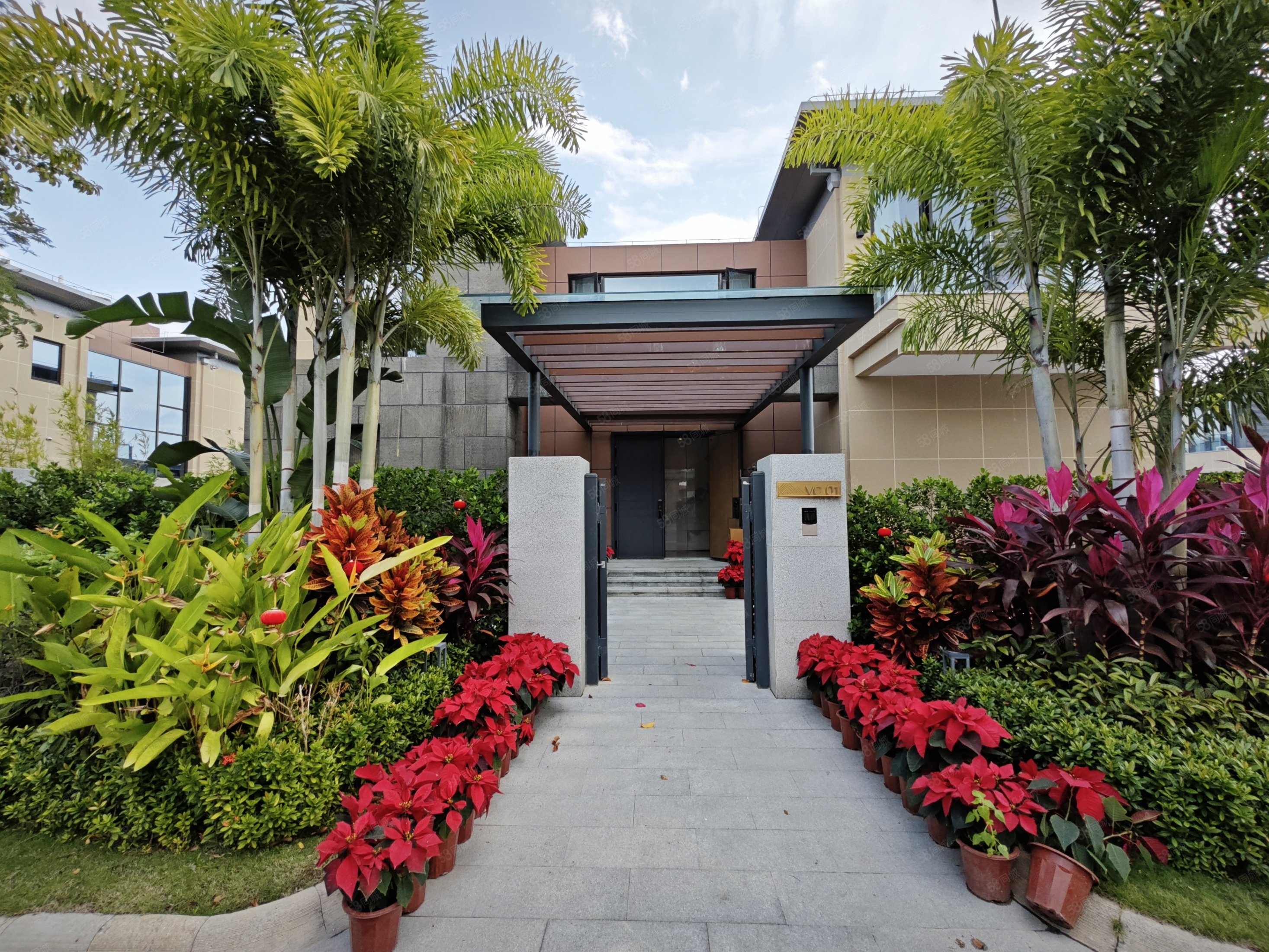 亲海现房独栋别墅 占地两亩 泳池花园私家电梯一应俱全,水岸君悦-三亚