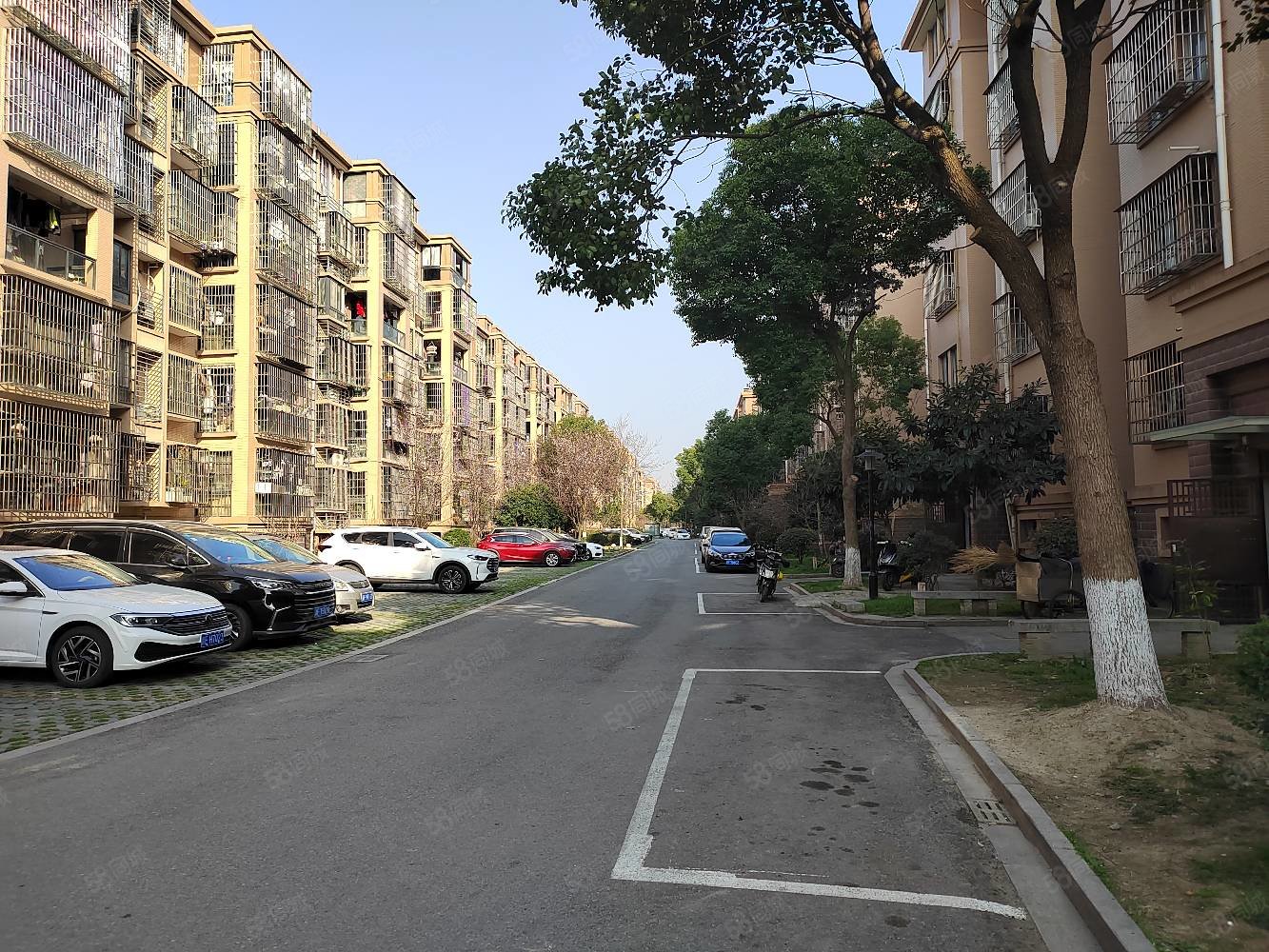 蓝天嘉苑3室2厅2卫125.8㎡南198万