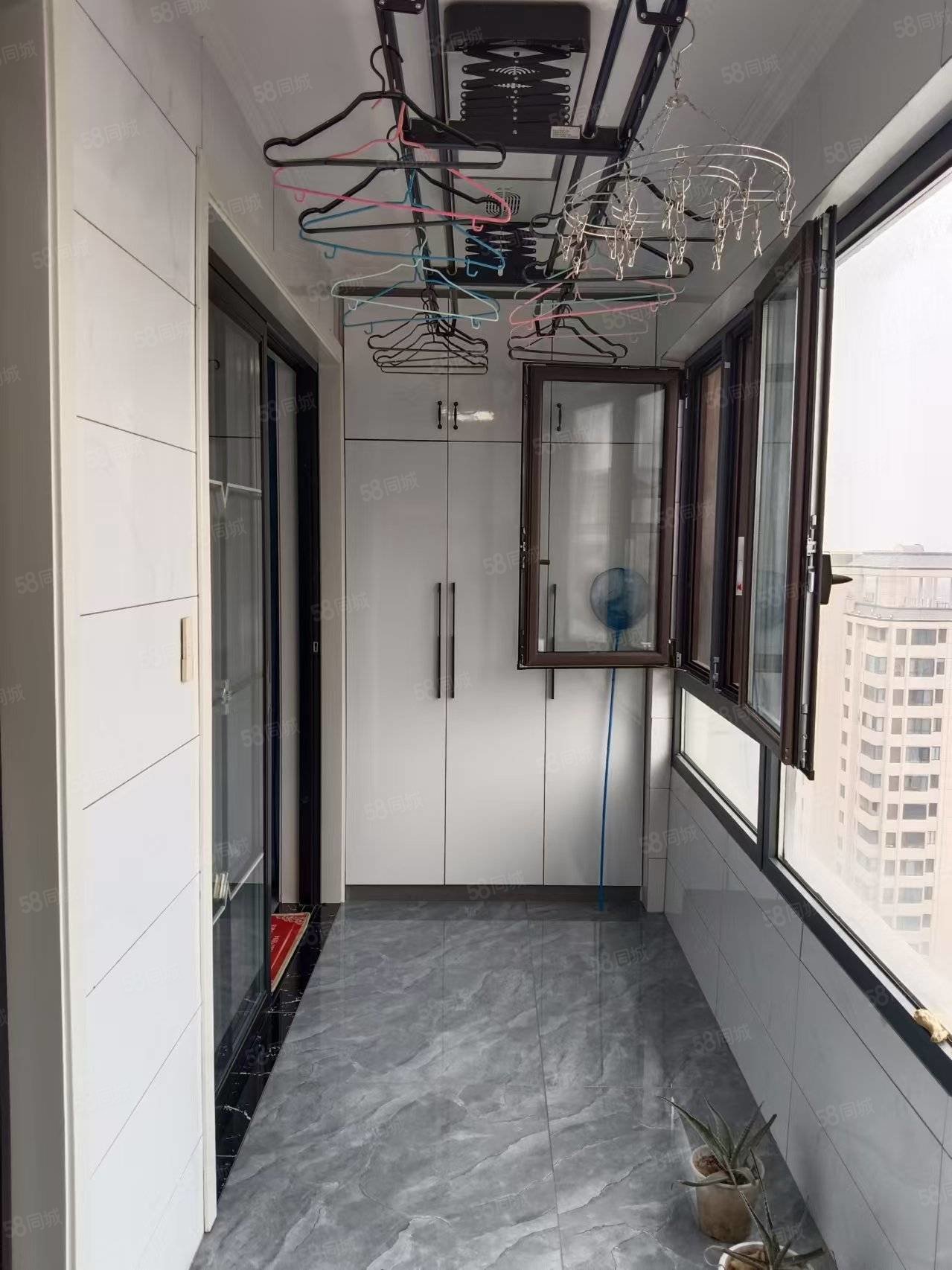 悦湖城3室2厅2卫112㎡南北70万