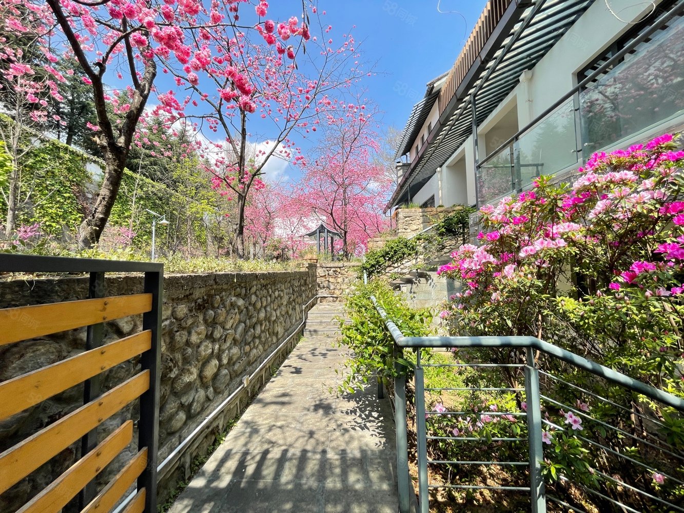 大理古城旁山水间70年产权别墅环境很好的一个小区