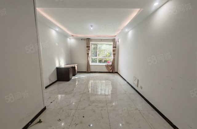 一楼带大院，新一中外国语，三叶草户型，送车位储藏室，免大税。