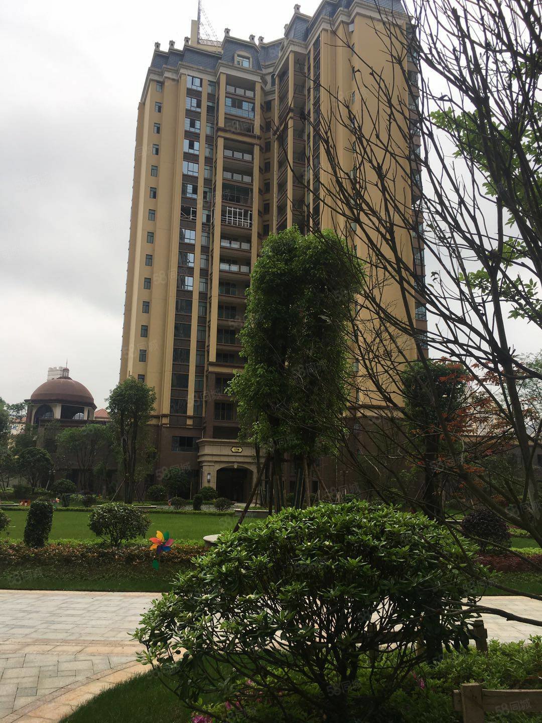 星美新外滩毛坯大3房朝南江景房视野采光户型非常好