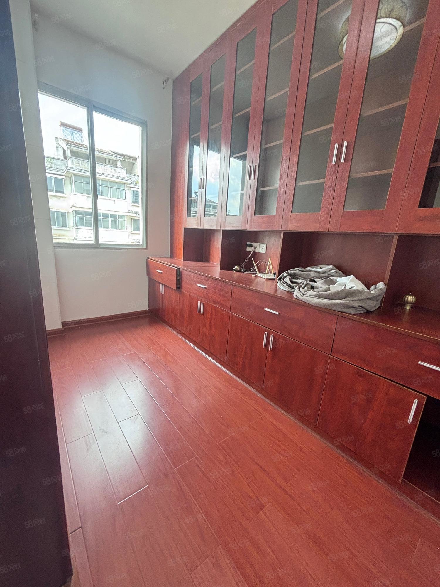 警苑6室2厅3卫169㎡东88万