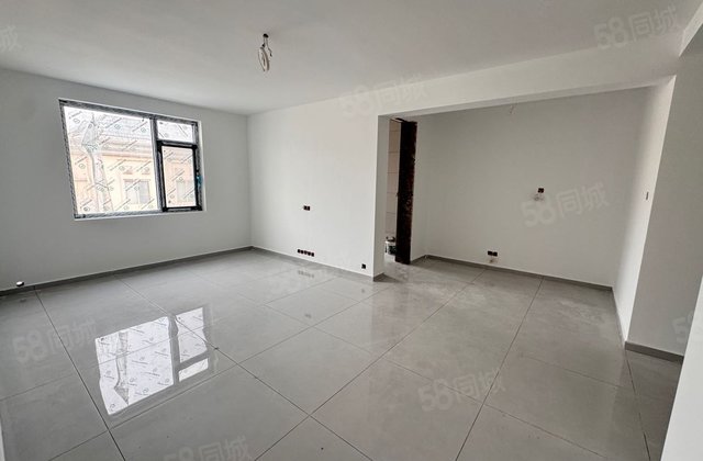 ! 高楼层视野好 南向采光好 小三房 近医院 诚心出售