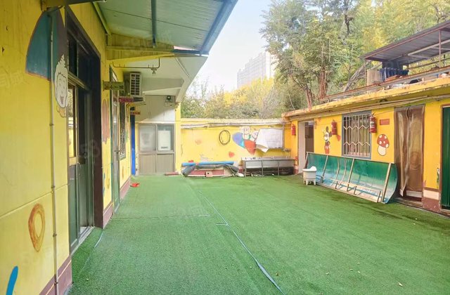 兴华路路边！一楼带大院 独门独院！配房 七室两厅三卫