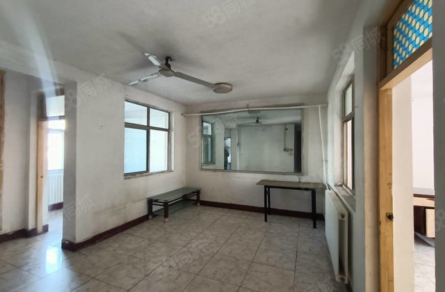 东昌总校市政府附近孝心二楼，标准三室 停车方便，房价好谈