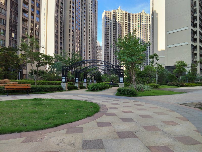 申蓝宝邸(一期)4室2厅2卫176.66㎡南北138万