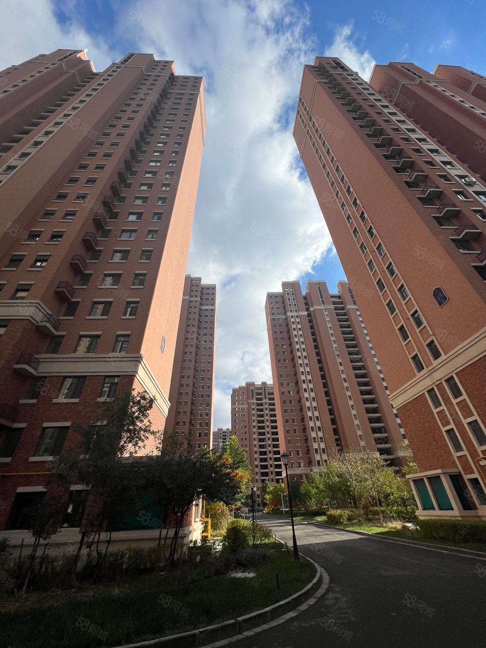 急售世界冠郡二期b4区单价7800三室双卫随时看房