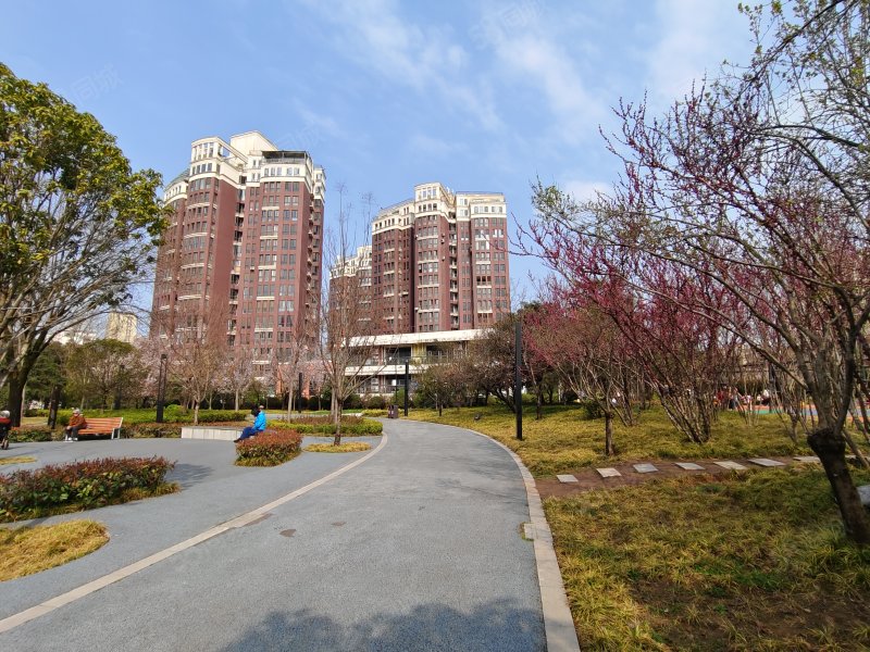 曲江公园畔,地铁边,大华世家精装四室全明,楼层采光好直望南山