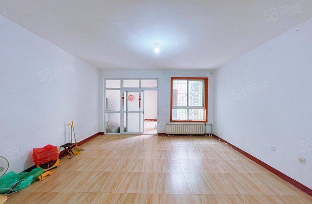 城市主人 近湖边 一楼带院刚需三居室商品房 南北通透