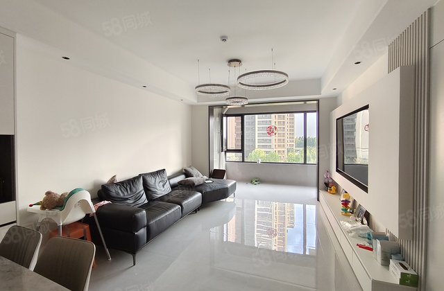 湖语上院，3室两厅两卫，南北，一中，外国语，，带车位，储偿室