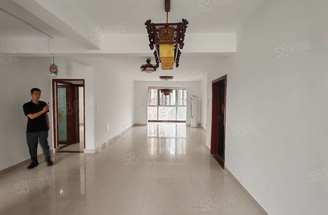 单价8k多 二中旁 书香东郡 141平三室两卫带车储 免大税