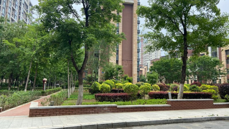 湖海假日3室2厅2卫137㎡南北67万