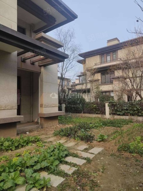 西城区临河别墅毛坯279平390万带负一层和大院子可装电梯