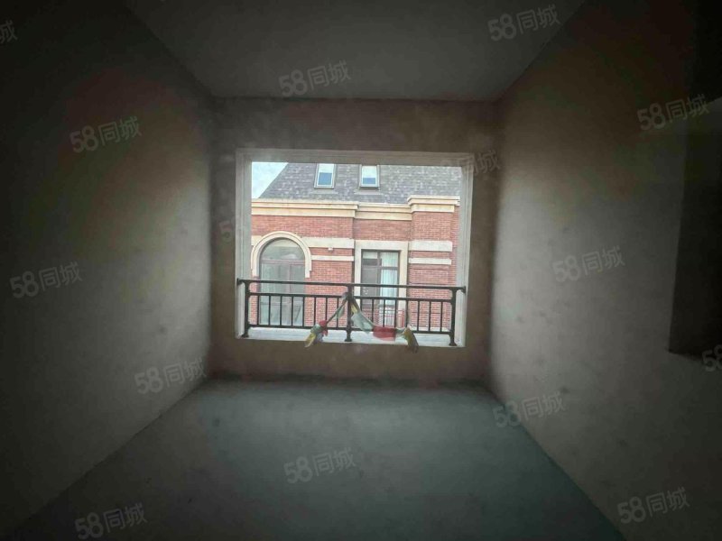 天泰阳光水岸(别墅) 交通便利 近地铁 车位充足 小区新