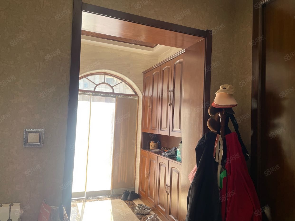 凤栖花园4室2厅2卫205㎡南北110万