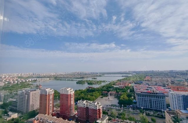 邻东昌路东昌湖观景房 ，送车位（负二电梯口），送地下室。