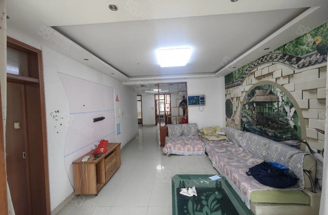 水晶城东区。中间楼层。边户。看房有钥匙，送车位。储藏室