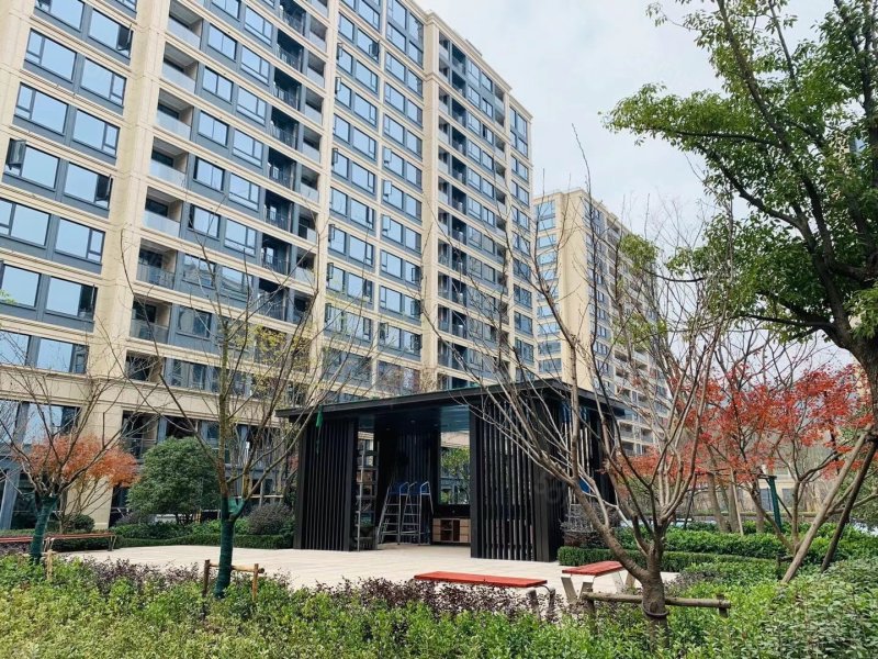 绿城桂语江南 102平 全横店 的一套 自带10米大花园