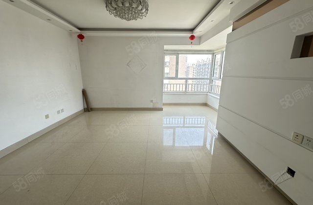 阿卡四期，三室，面积大，户型好，采光好，好楼层，带车位地下室