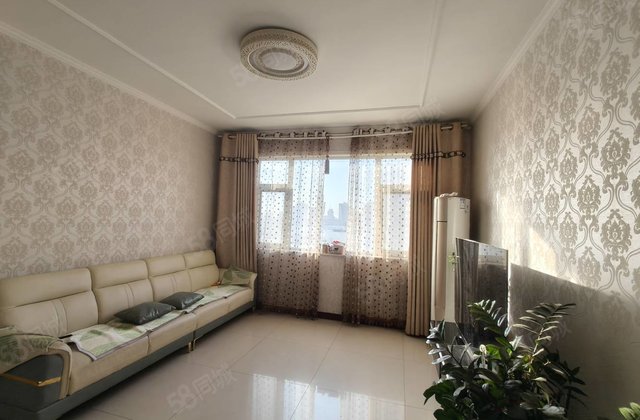 汇金街贵华苑，富贵花园电梯房好楼层四室二卫，带24平车库。