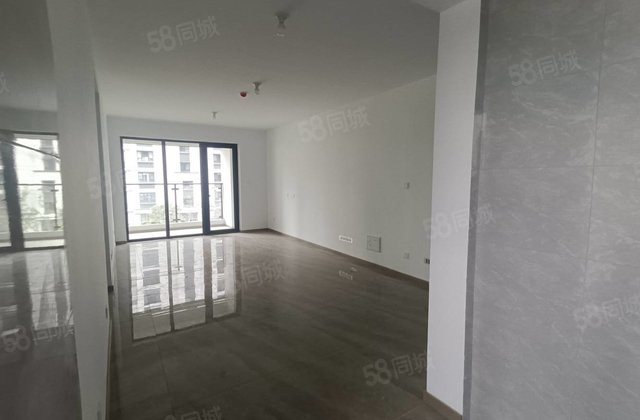 低价出售新区政府城市芳华 边户型装修好 产权清晰  南北通透