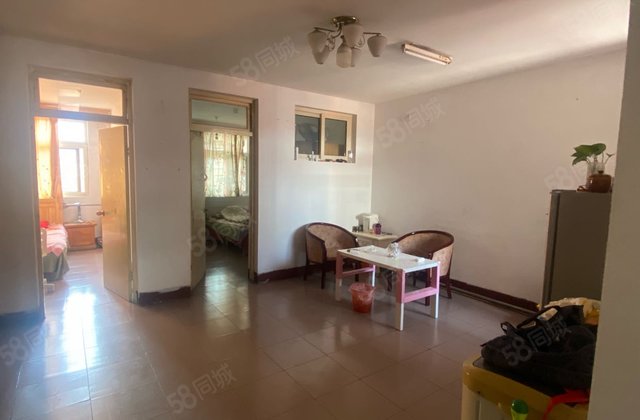 2室2厅1卫带地下室，一梯两户5楼（共6层）有宽敞停车场。