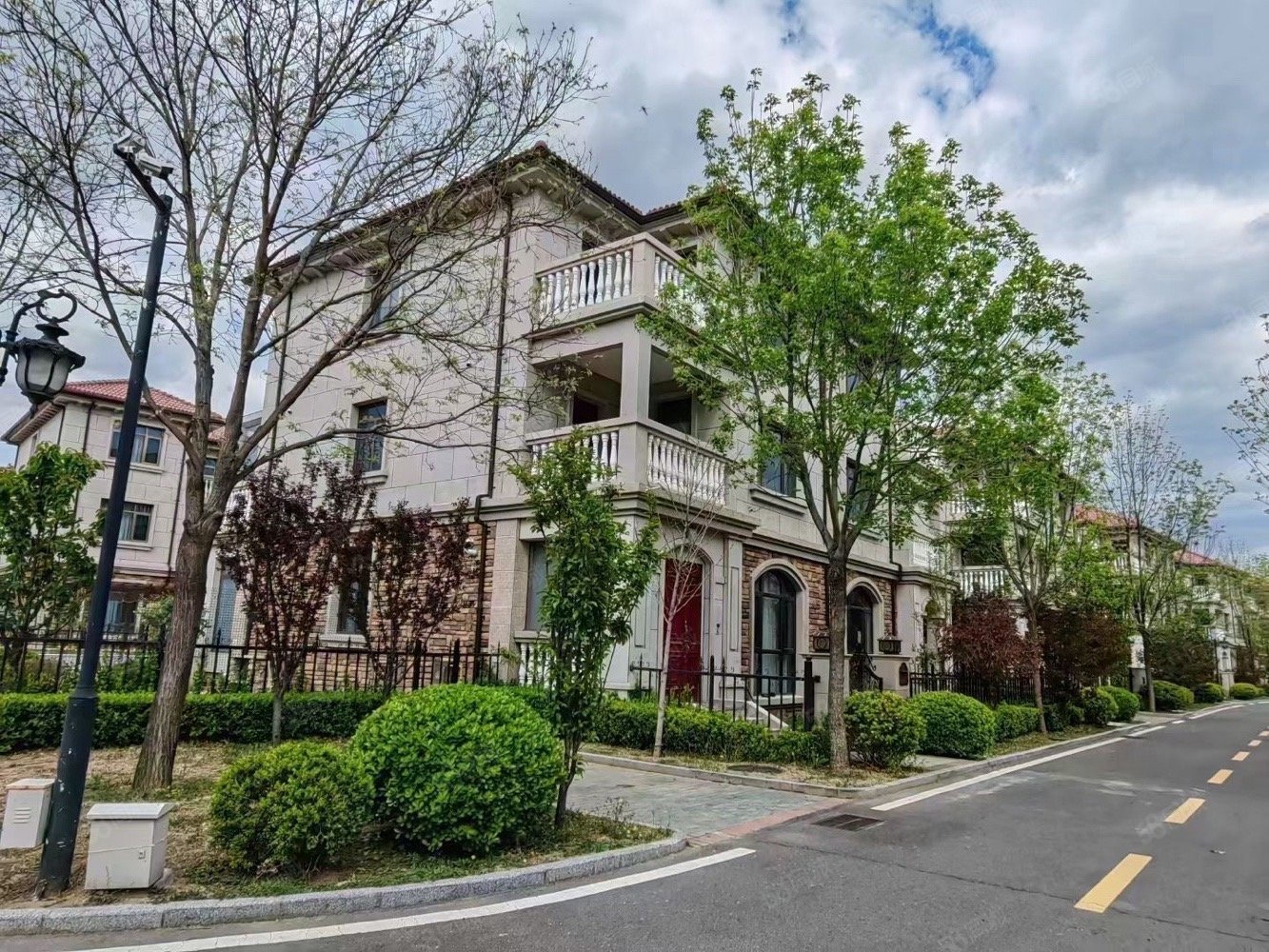 拉斐水岸(别墅)4室2厅3卫178㎡南北275万