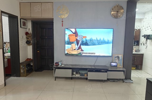 新出精装带院三室，实验九中！南北通透看房方便