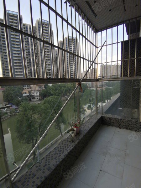 东逸湾倚湖居3室2厅2卫105方高端装修