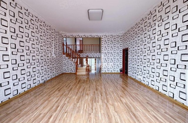 市医院附近，复式高端小区，有车位储藏室，